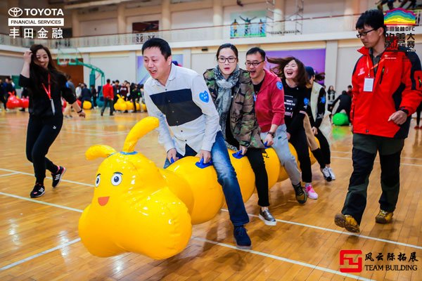 趣味運動會項目瘋狂毛毛蟲拓展游戲圖片