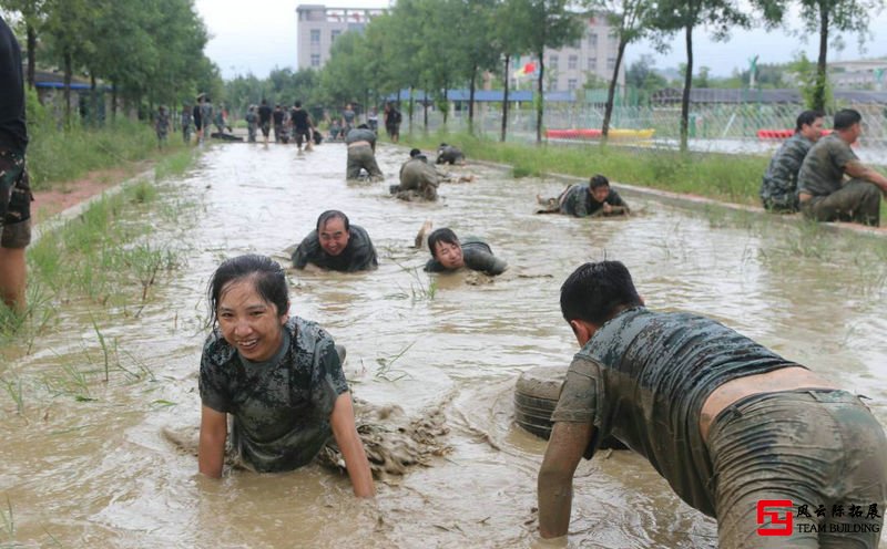 北京軍事團建拓展訓(xùn)練-泥潭中前進