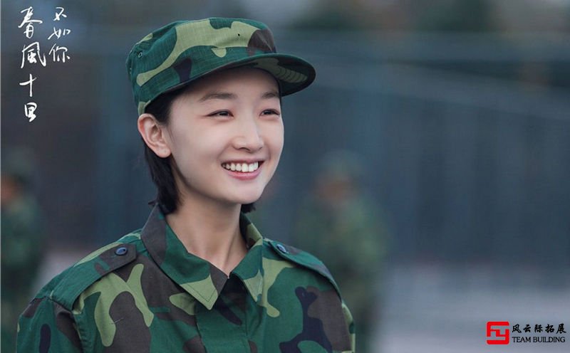 周冬雨軍訓圖片